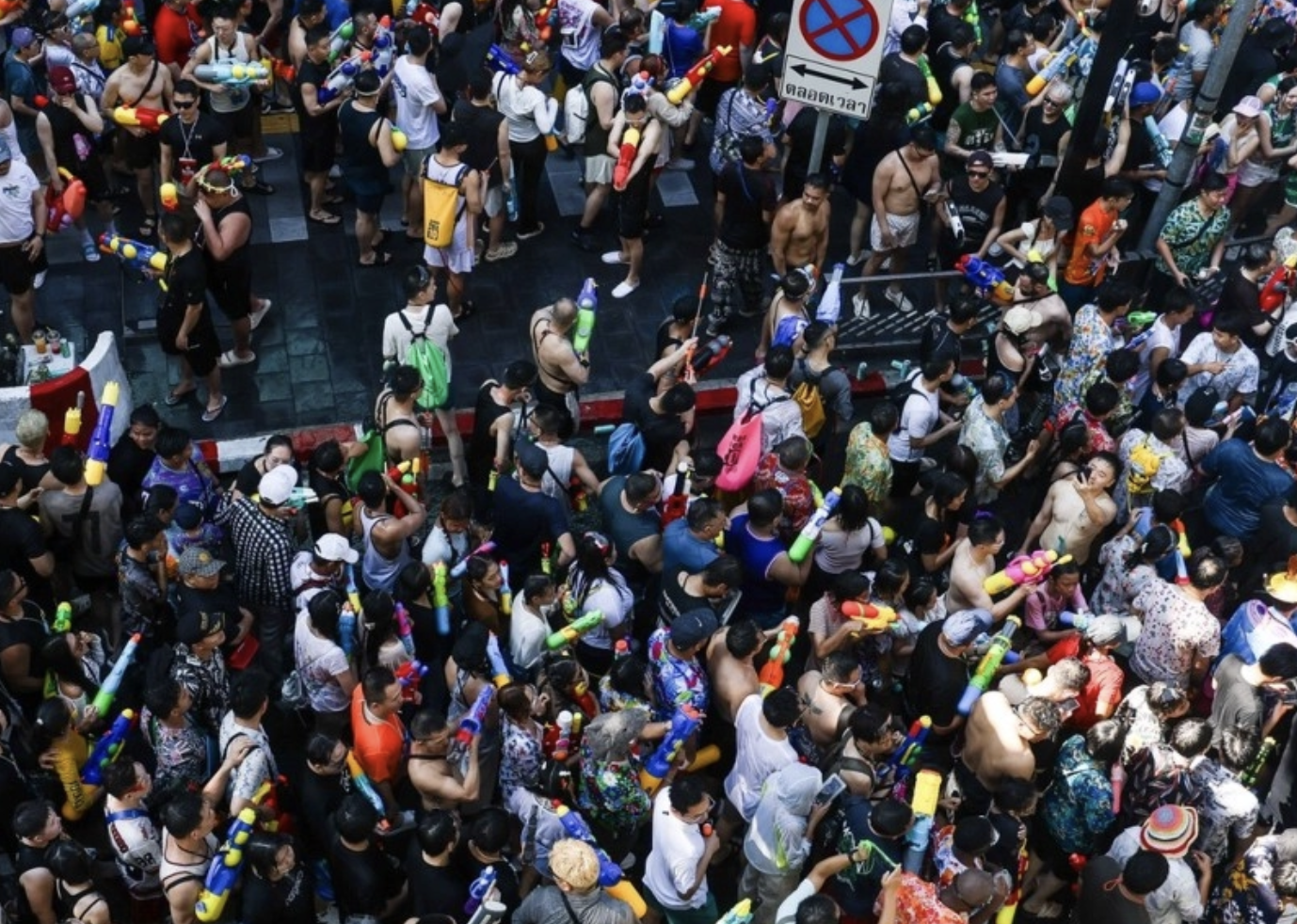 曼谷潑水人潮再現    六大熱點逾55萬人