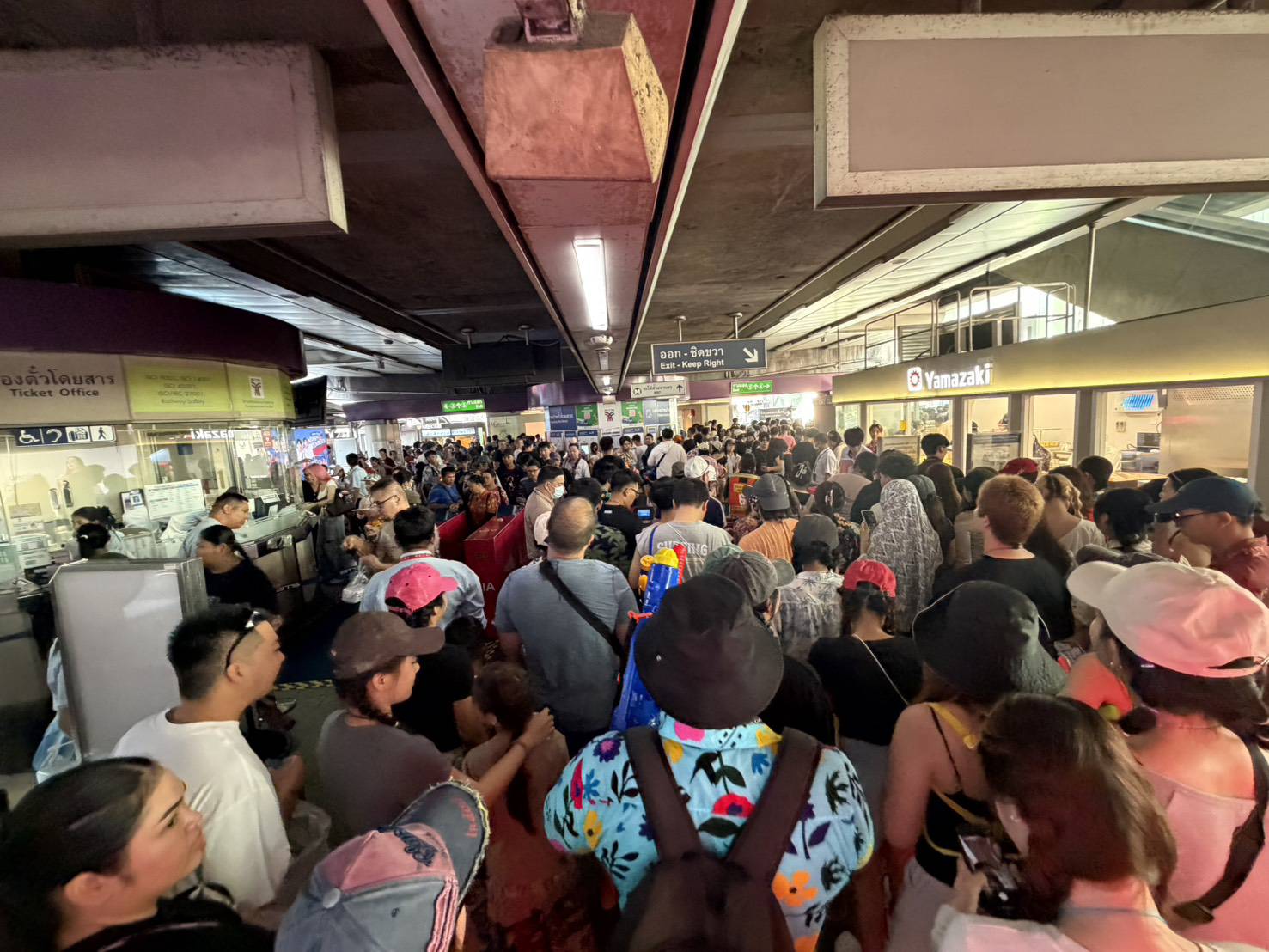 潑水節人潮爆量　軌道運輸破120萬人次