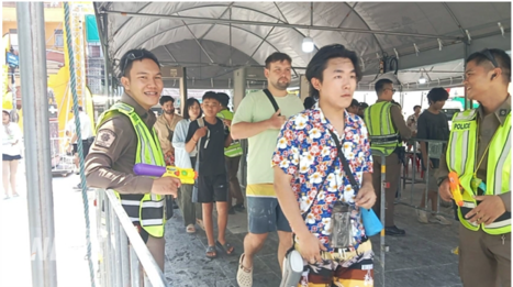 潑水節最終日　考山路人潮湧現