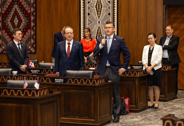 台灣駐洛杉磯處長進亞利桑那州議會　用珍奶舉杯見證友誼