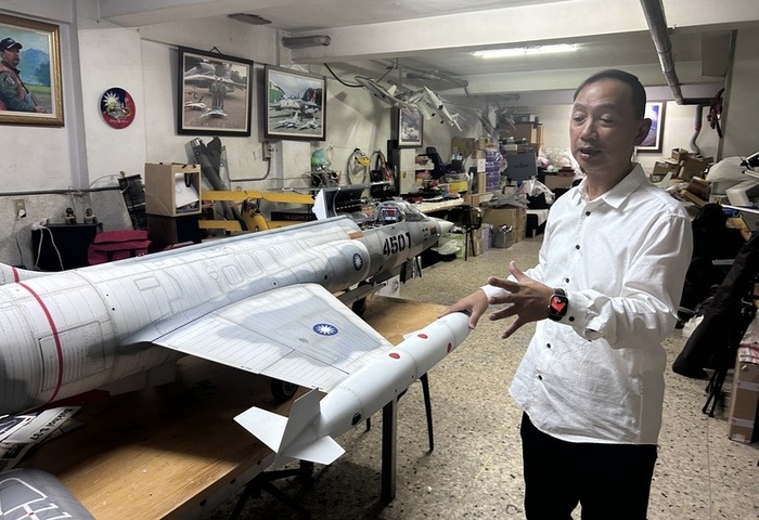 彰化眼鏡行藏「地下兵工廠」　老闆圓遙控戰機夢