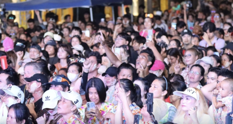 那格勒潑水延續　遊客夜間仍湧入