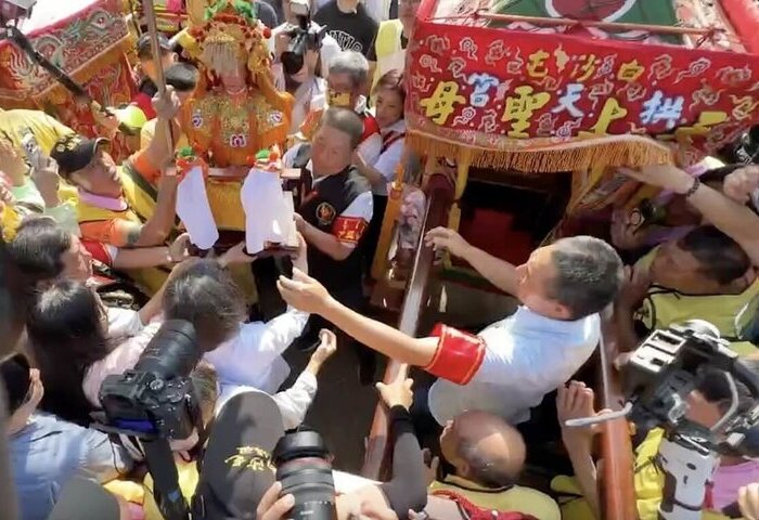 體驗香燈腳　蔡英文：彼此扶持台灣就能繼續向前