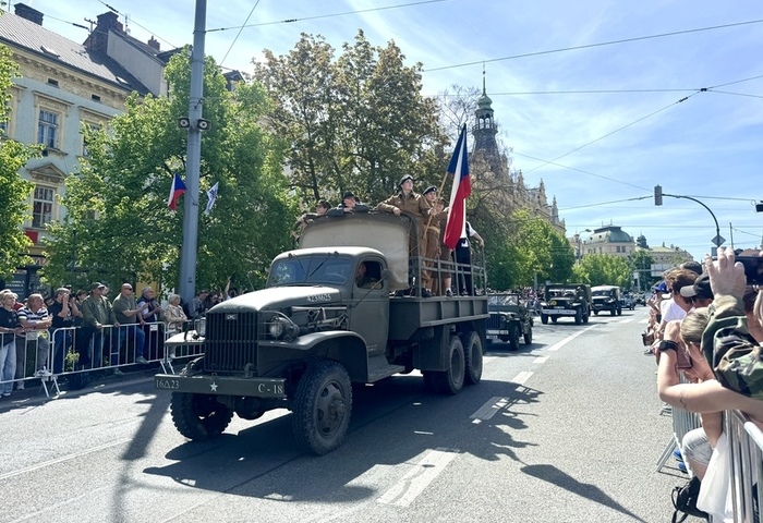 捷克皮爾森紀念二戰美軍解放　300輛軍車遊行吸睛