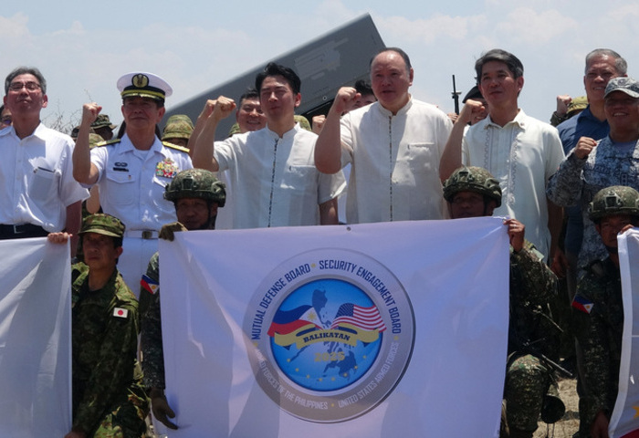 菲美肩並肩演習　日防相見證自衛隊發射反艦飛彈