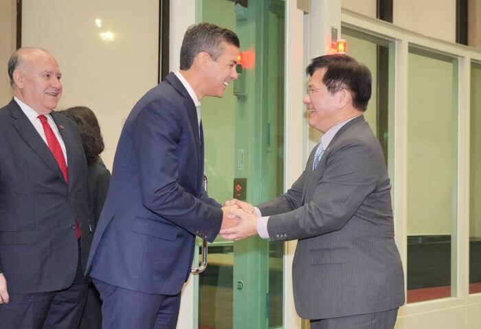 巴拉圭總統潘尼亞抵台　林佳龍代表賴總統接機表歡迎