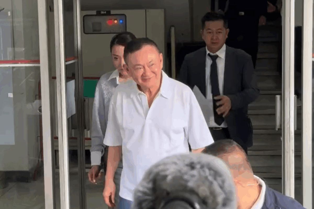 塔克辛完成報到　返家後向支持者致意