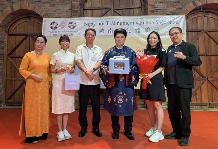 駐胡志明辦事處辦奧黛體驗　台僑送暖募捐橙劑受害者