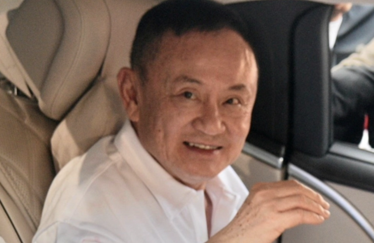 塔克辛延後首報到　未提解除電子監控