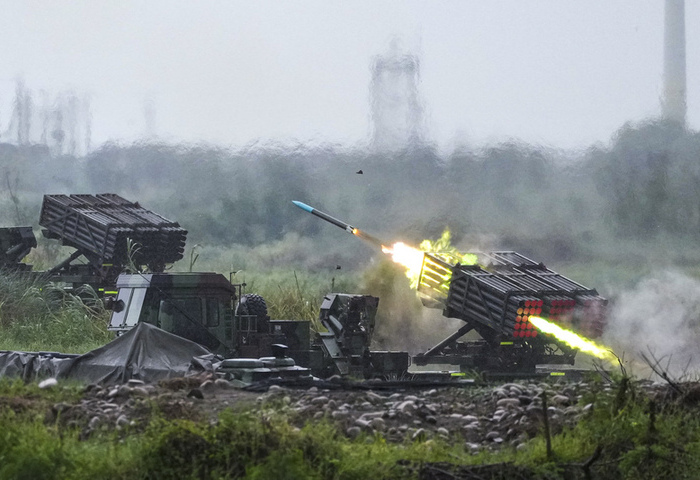 陸軍十軍團雷霆2000實彈射擊　克服地形障礙完成任務