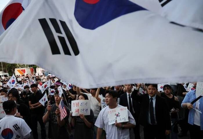 韓國投票所選票發光　數萬民眾上街怒吼重選