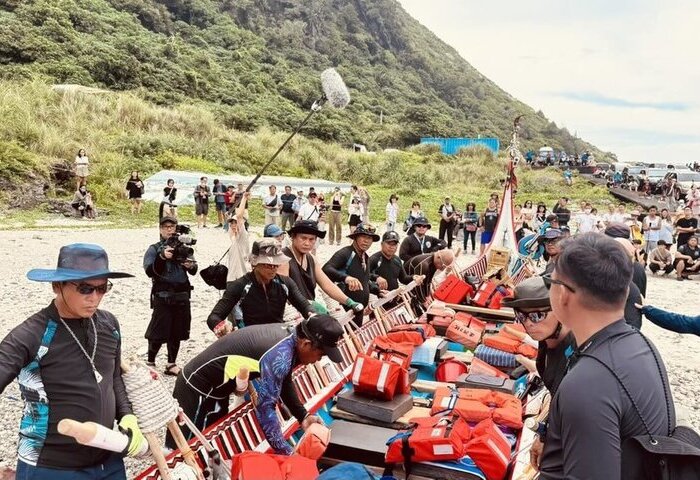 蘭嶼達悟族拼板舟首航巴丹島　300年航道重現
