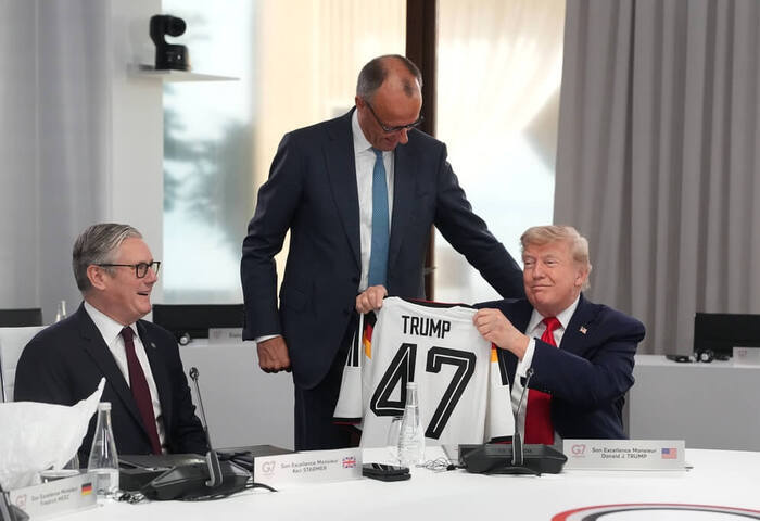 G7領袖聚焦戰爭貿易　麥克風捕獲場邊聊足球、戒菸