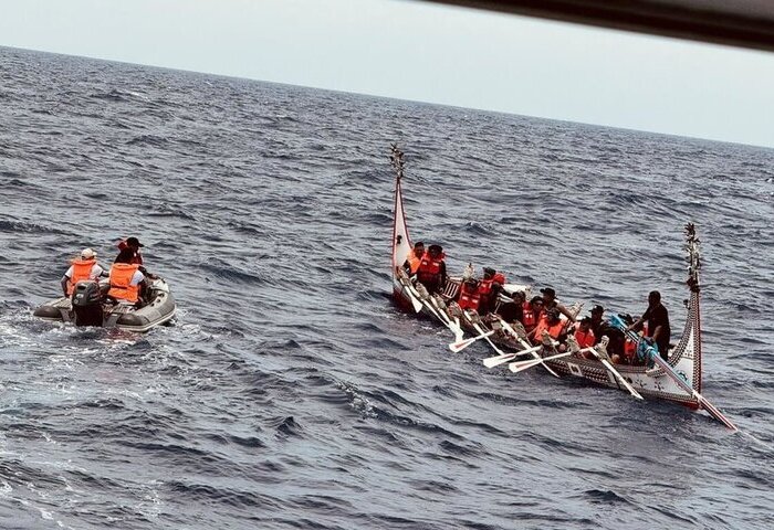 蘭嶼拼板舟重返海上古道逆風破浪　抵巴丹島獲「親人」熱烈歡迎【影】