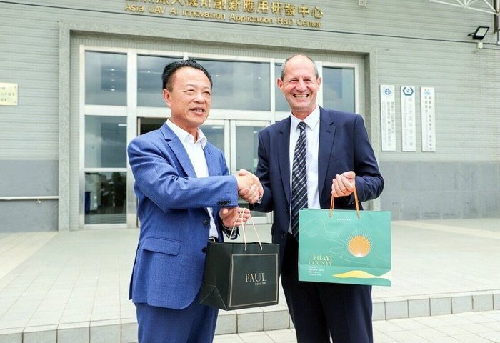 歐盟處長拜會翁章梁　實地了解無人機產業成果