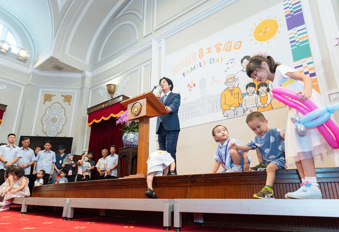 家庭日變催生大會　幼童搶鏡賴總統笑喊三個剛剛好