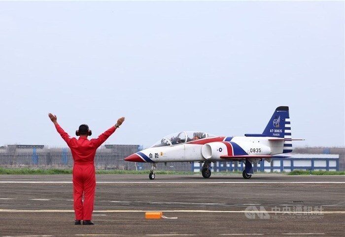 AT-3教練機完成最後訓練　勇鷹高教機全面接替服役