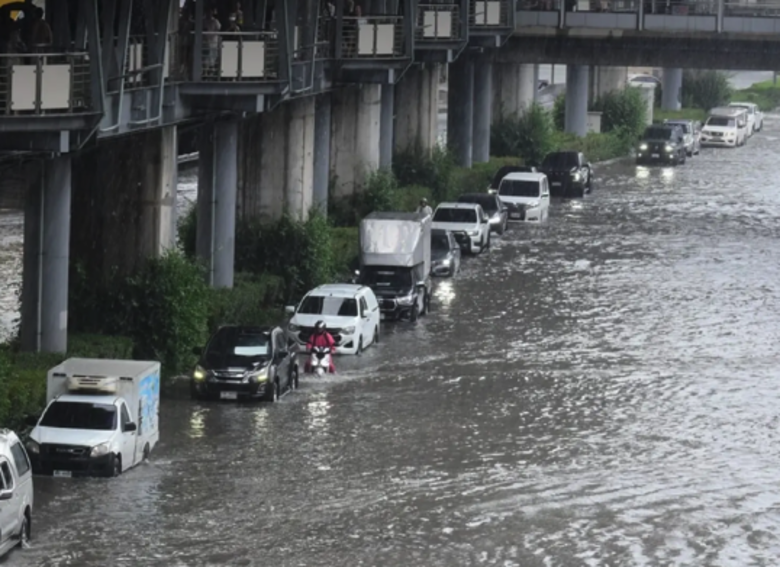 曼谷9條主要道路仍積水　市府持續抽水降低運河水位